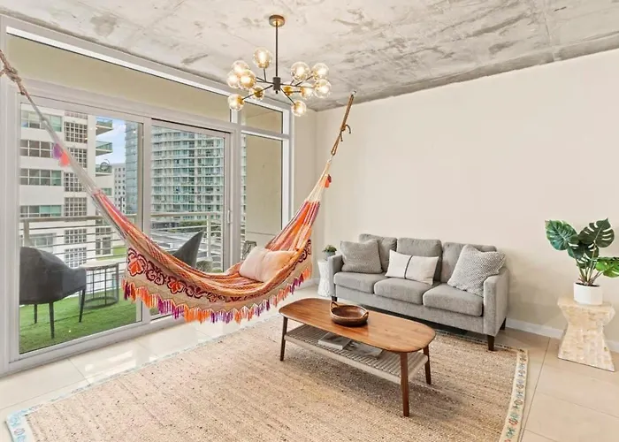 Urban Retreat - Location Pool Gym & Parking