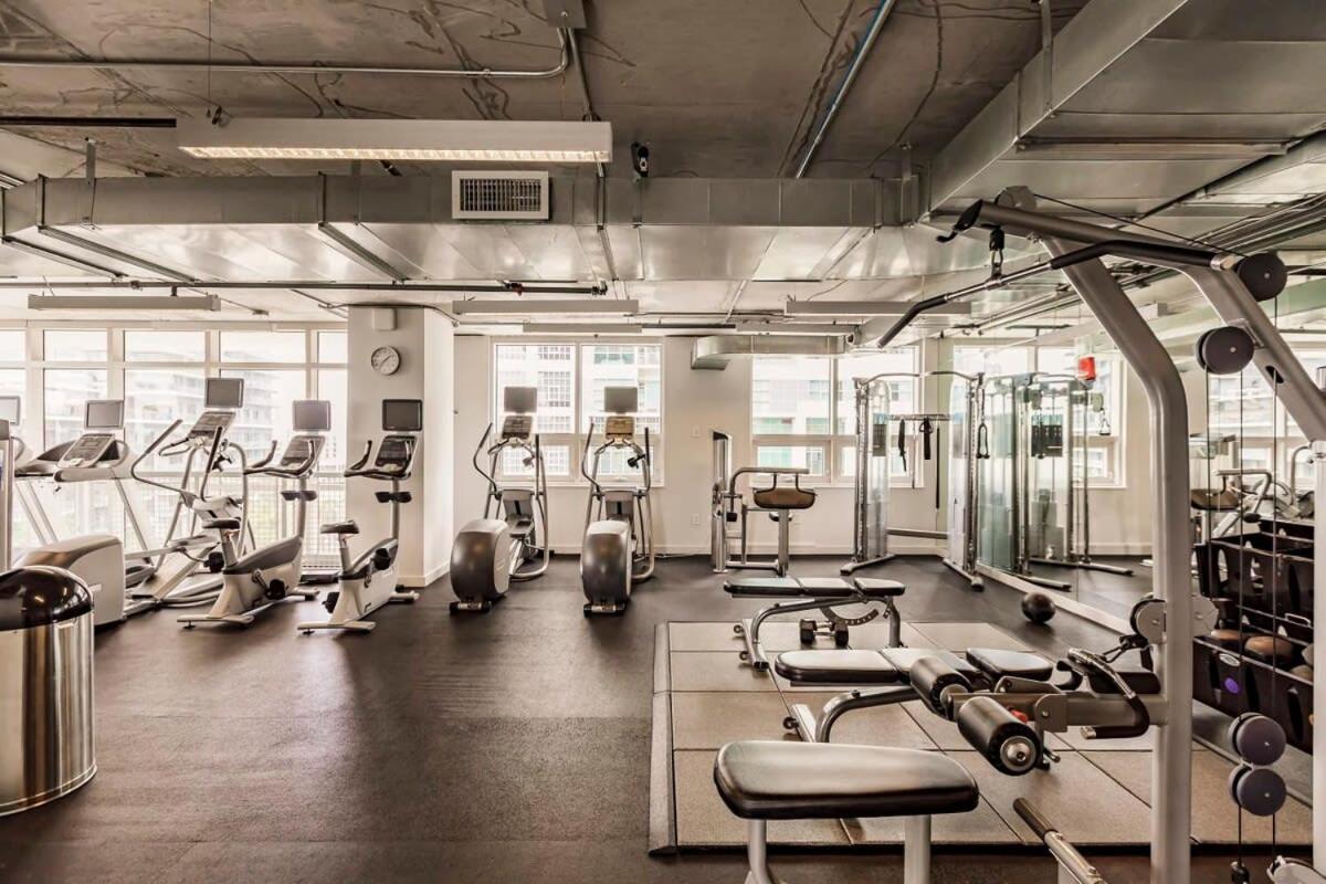 Urban Retreat - Location Pool Gym & Parking Apartamento *